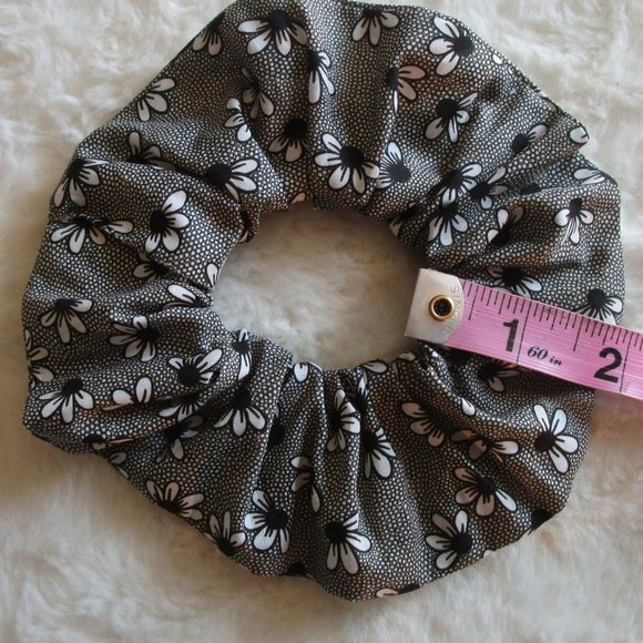 Liberty of London Art Fabric Scrunchie Nordic Daisy Black and White Floral - Picture 2 of 9